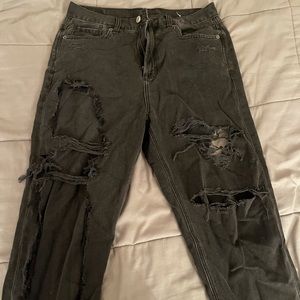 Black American Eagle ripped Mom Jeans Size 8